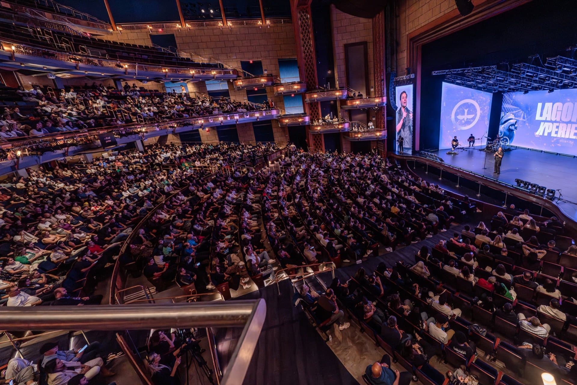 Culto em andamento no Dr. Phillips Center, Orlando — telões e banda no palco