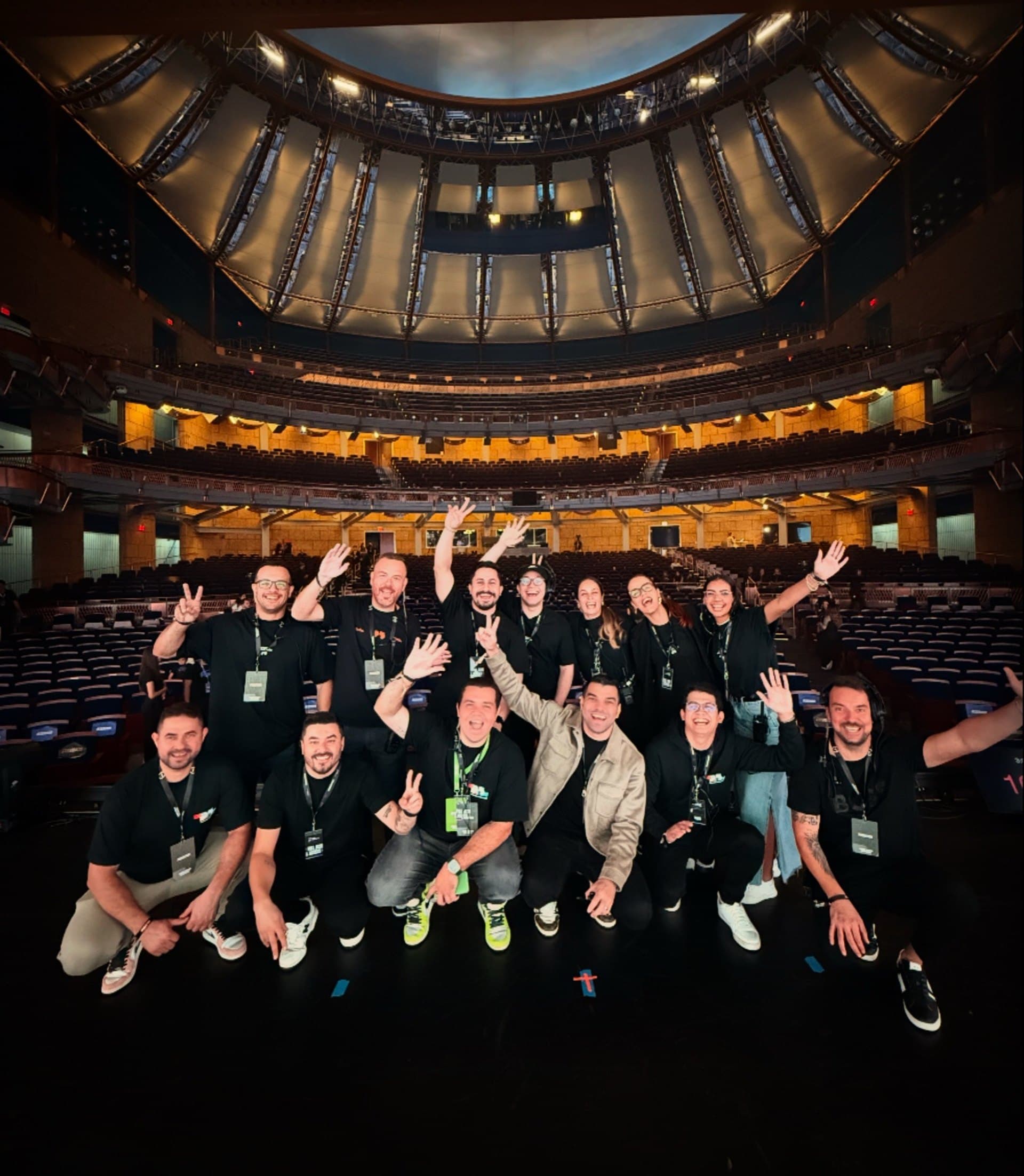 Equipe de produção reunida no palco antes de abrir as portas