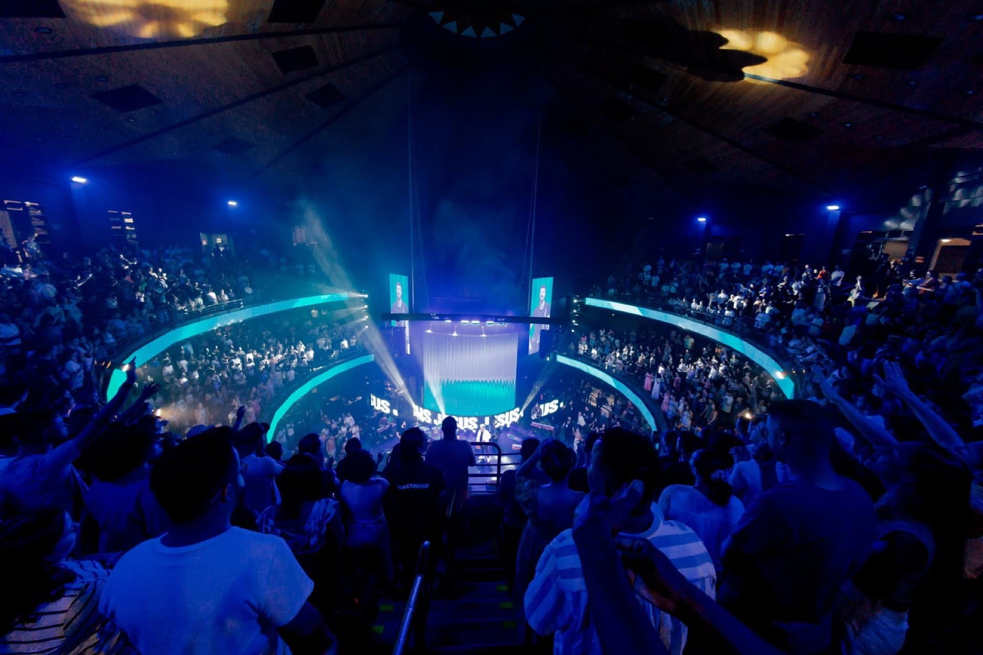 Culto com iluminação azul — Tour Kari Jobe & Cody Carnes Brasil